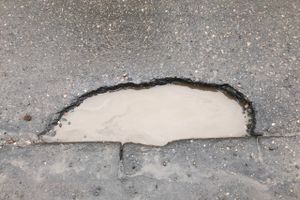 Великие Луки проваливаются в люки (ФОТО)