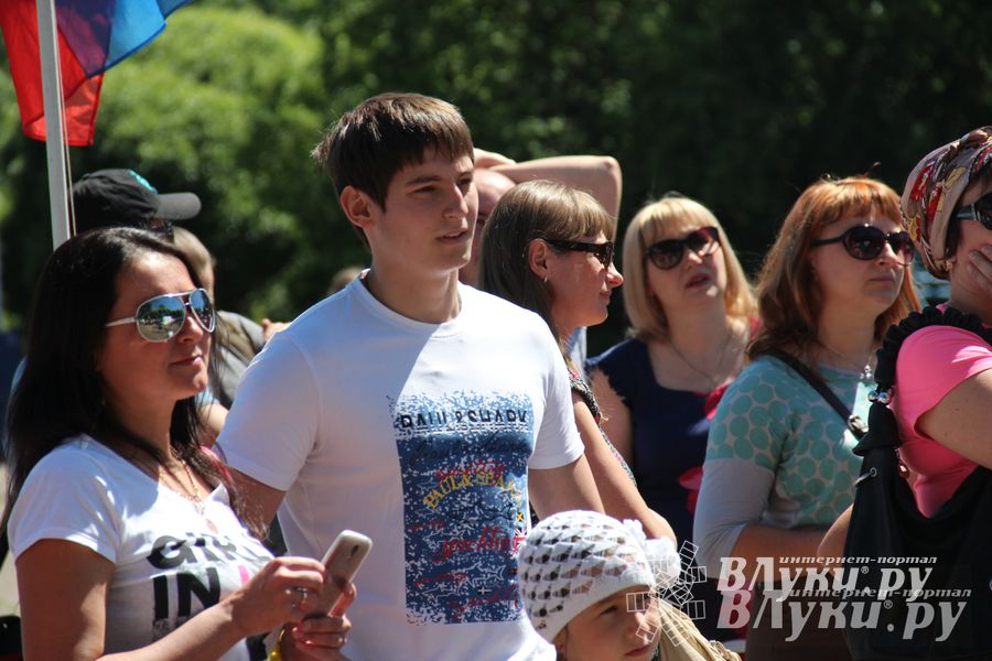 В Великих Луках состояли соревнования по подтягиванию на турнике (фото)