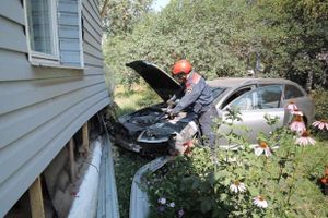 В Великих Луках женщина за рулём Ауди врезалась в дом (фото)