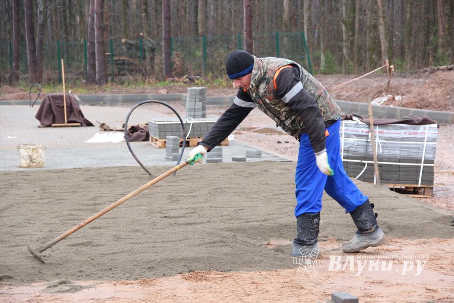 В медленном строительстве великолукского велоцентра виноват дождь (ФОТО)