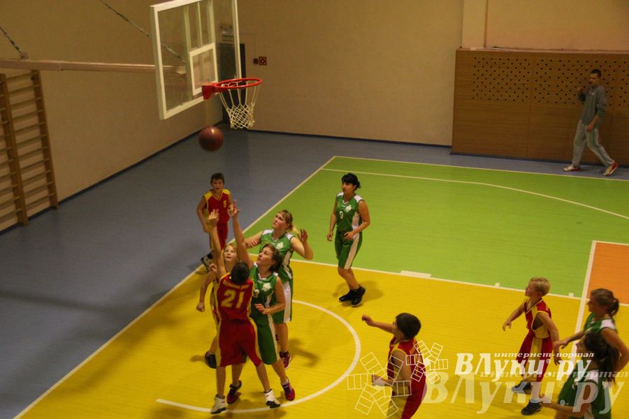 Интересный баскетбольный матч прошел в Великих Луках (фото)