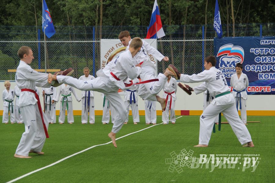 Открытие физкультурно-оздоровительного комплекса в Великих Луках (фото)