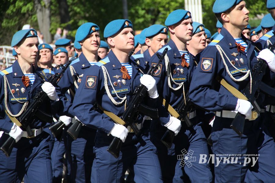 Парад в честь Дня Победы прошел в Великих Луках (ФОТО)