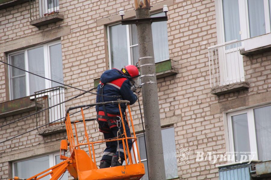 Негабаритный автопоезд вновь следует по улицам Великих Лук