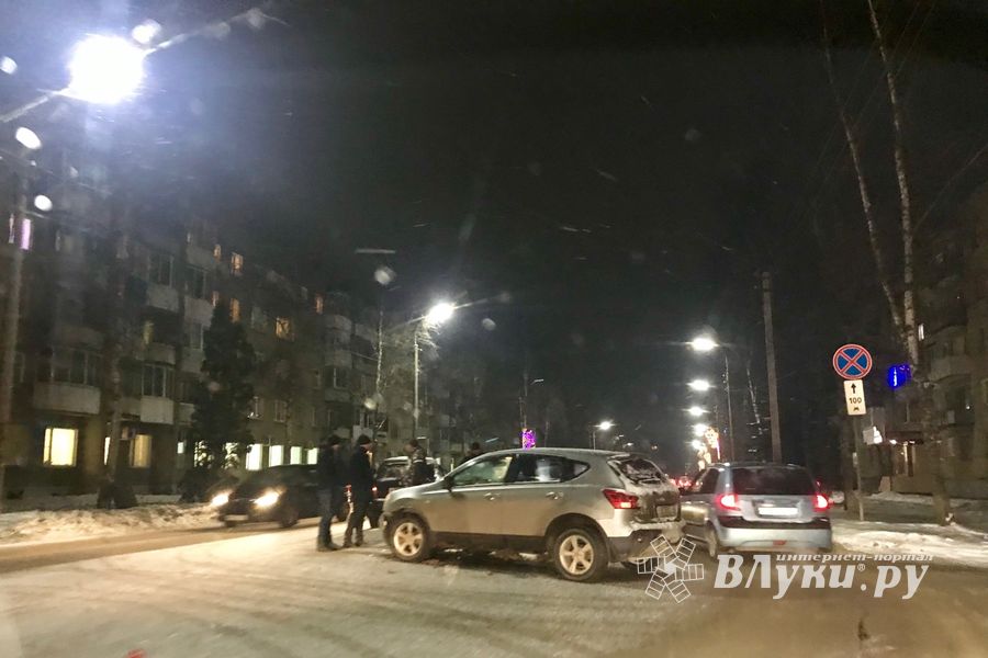 В Великих Луках на Гагарина произошо ДТП (ФОТО)