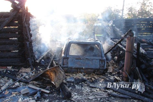 В Псковской области мужчина решил поменять газовый балон, как итог - сгорел дом, гараж, автомобиль и прицеп (фото)