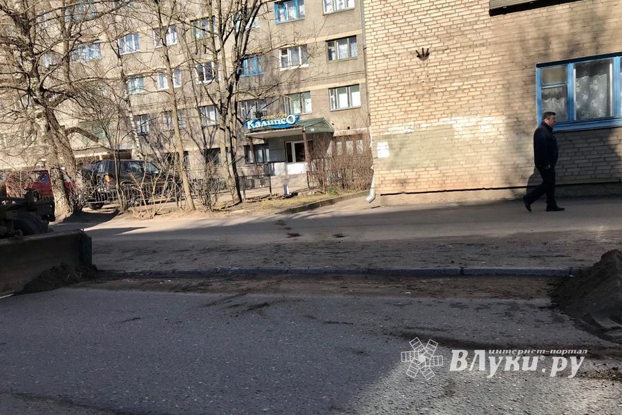 В Великих Луках для уборки перекрыли ул. Зверева (ФОТО)