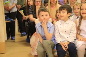 Великолукские школьники поздравили мам и учительниц (ФОТО)