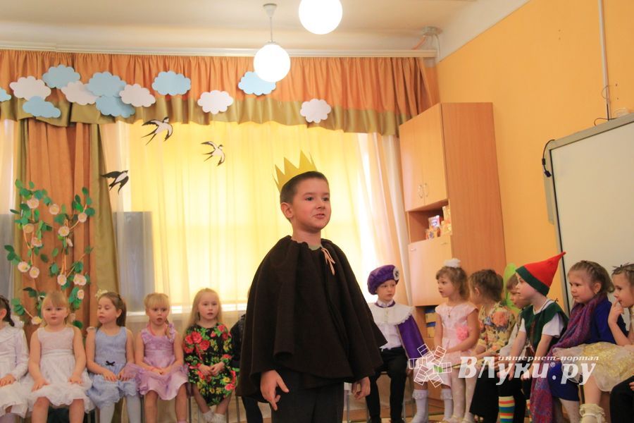 Юные великолучане поздравили мам и бабушек с помощью Золушки (ФОТО)