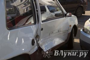 ДТП в Великих Луках: дорогу не поделили «Ока» и «Понтиак» (ФОТО)