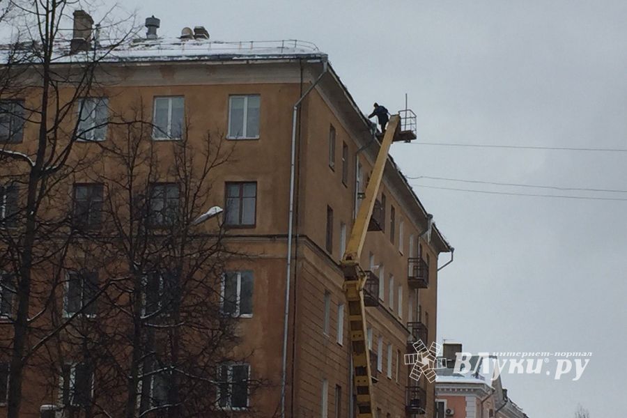 ФОТОФАКТ: В Великих Луках чистят снег