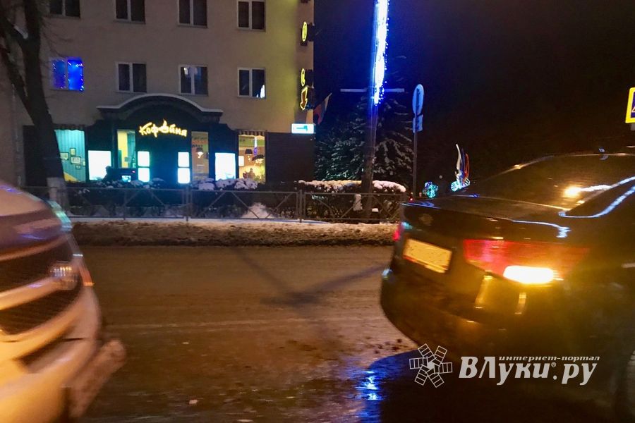 В Великих Луках из-за ДТП затруднено движение (ФОТО)