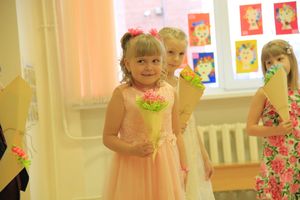 Великолукские школьники поздравили мам и учительниц (ФОТО)