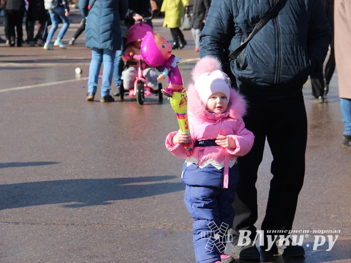 В Великих Луках широко отметили Масленицу (ФОТО)