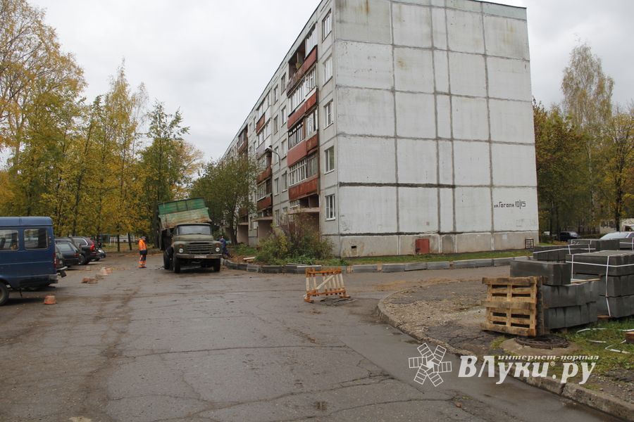 Во дворе дома на ул. Гоголя дорожники взяли в руки клещи (ФОТО)