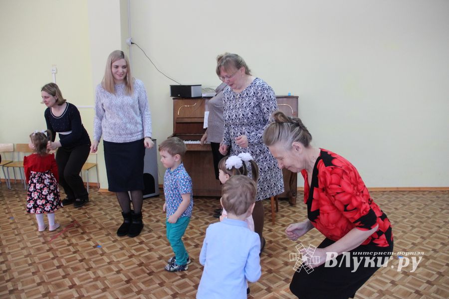 Малыши сада №1 поздравили мам и бабушек с 8 марта