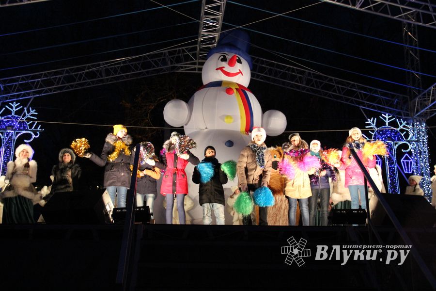 В Великих Луках зажглась главная новогодняя елка (фото) 