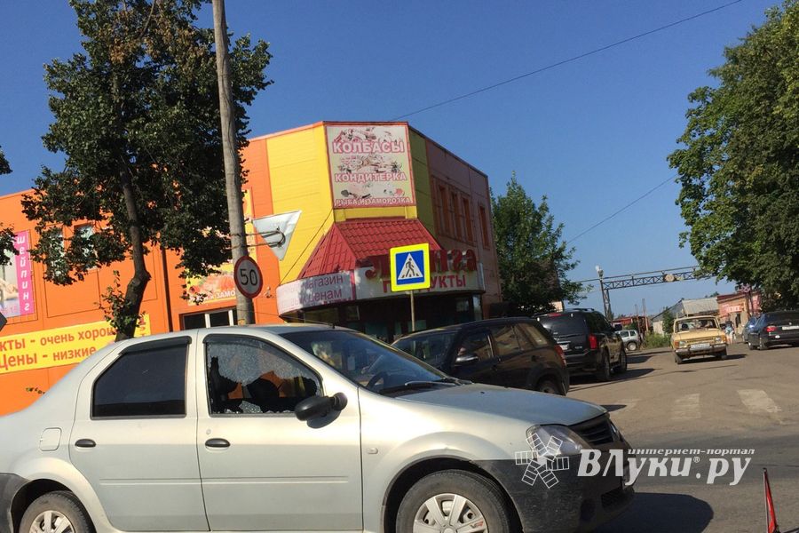 ФОТОФАКТ: В Великих Луках произошло ДТП