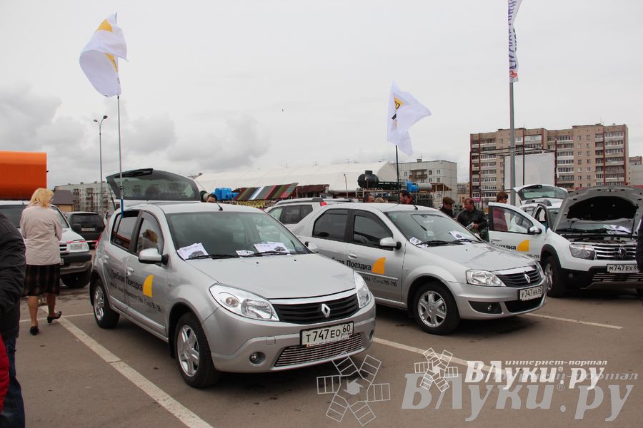 В Великих Луках прошла автомобильная ярмарка