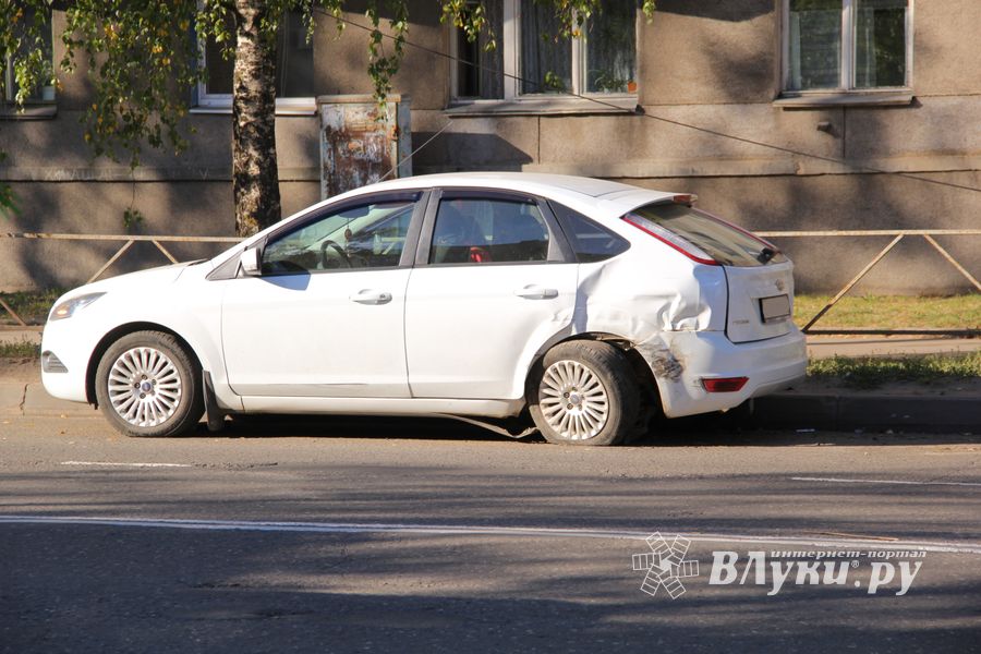 Водитель  Volkswagen  врезался в припаркованный Ford (фото)
