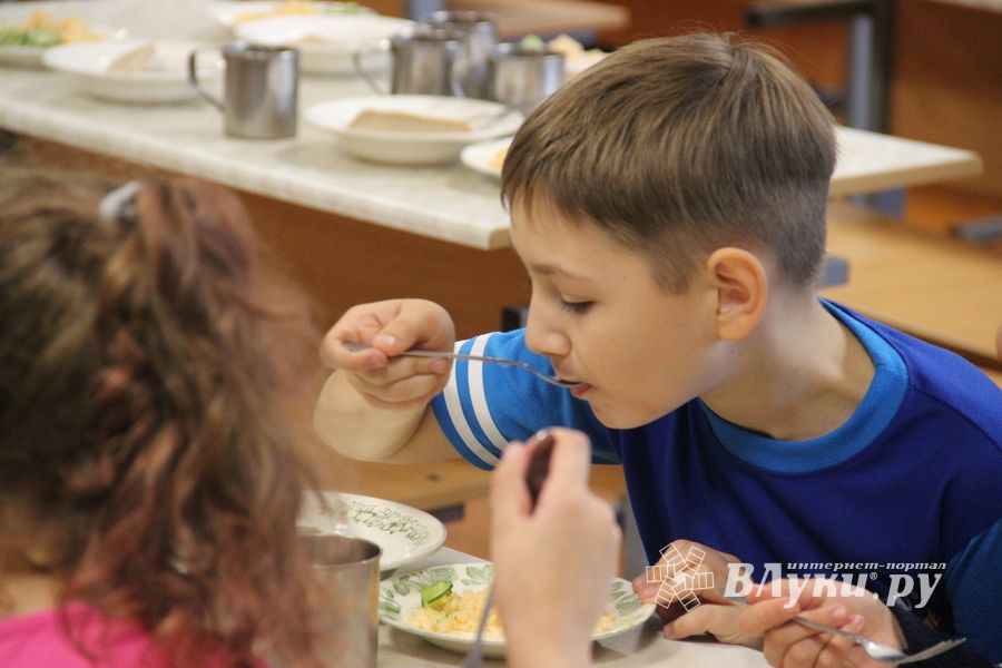В школах Великих Лук проводят анкетирование по питанию младшеклассников (ФОТО)