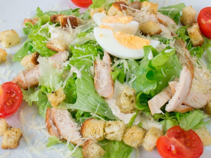 Давно известно: даме в праздник у плиты не место