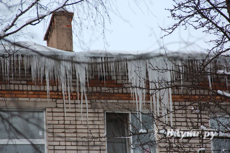 Сосульки в Великих Луках продолжают расти