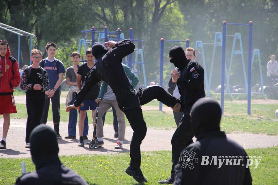 Спецназ «разгромил» на Дятлинке «банду»