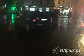 В Великих Луках столкнулись две легковушки (фото)