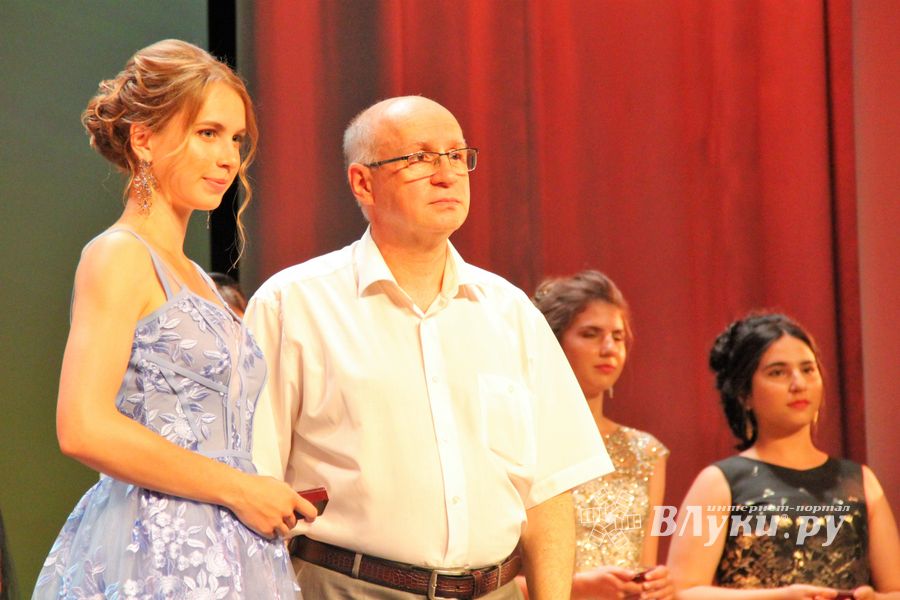 Великолукским выпускникам вручили медали «За особые успехи в учении» (ФОТО)