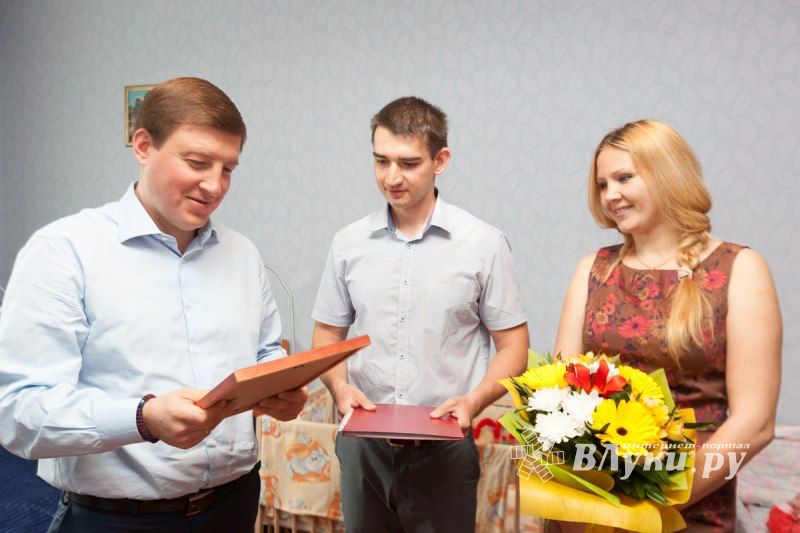 Андрей Турчак вручил сертификат на приобретение жилья молодой многодетной семье Шкляр (фото)