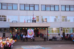 Самую многочисленную школу Великих Лук пополнили 116 первоклассников (ФОТО)