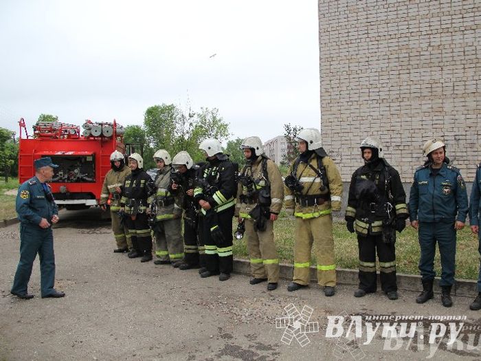В Великих Луках прошли областные соревнования среди пожарных по спасению пострадавших