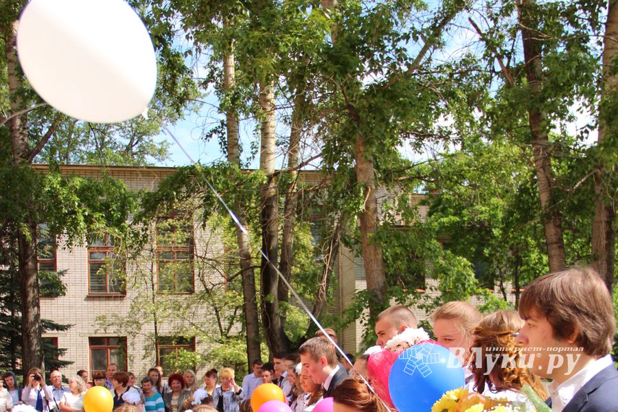 В Великих Луках прозвенели «последние» звонки (ФОТО)