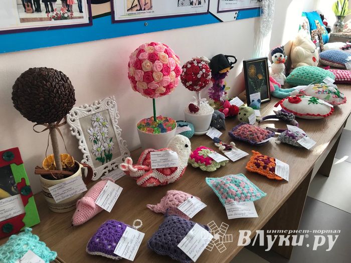 В школе №13 проходит выставка творческих работ учащихся (ФОТО)