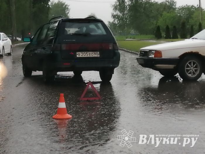 Из-за ДТП на Дружбе затруднено движение (ФОТО)
