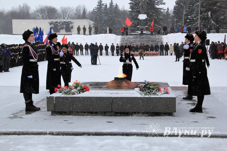 В Аллее Героев в Великих Луках прошёл Торжественный митинг  (ФОТО)