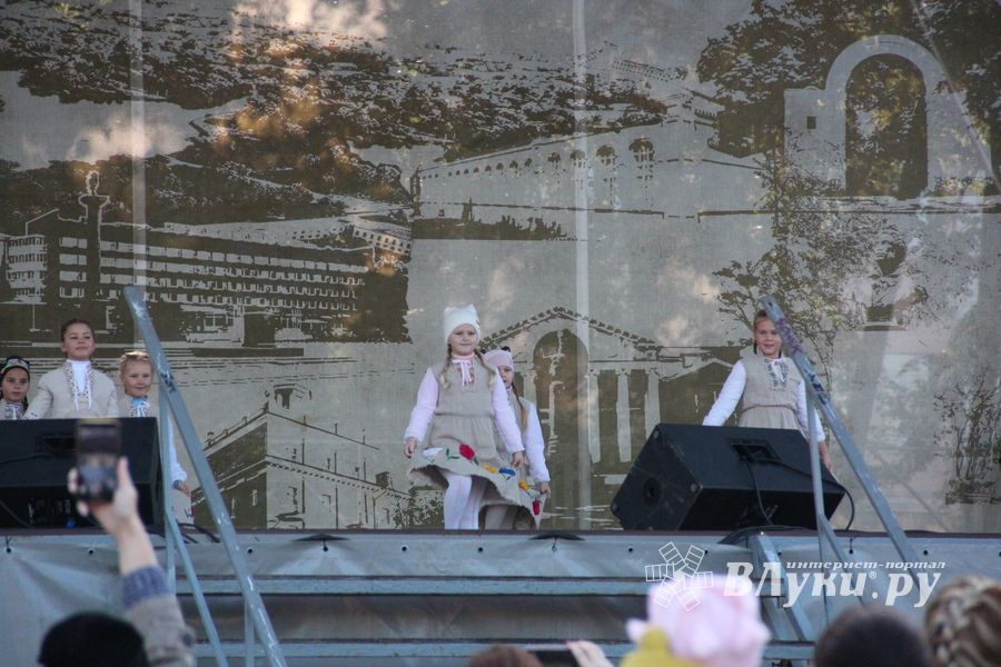 В Великих Луках прошла универсальная осенняя ярмарка (ФОТО)