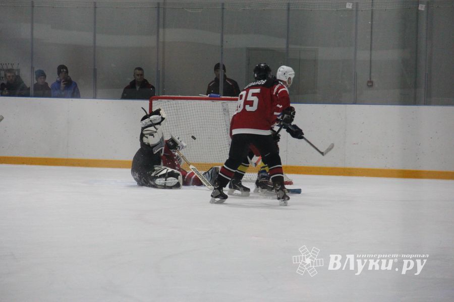 Две великолукские команды хоккеистов одержали победы в домашних матчах (ФОТО)
