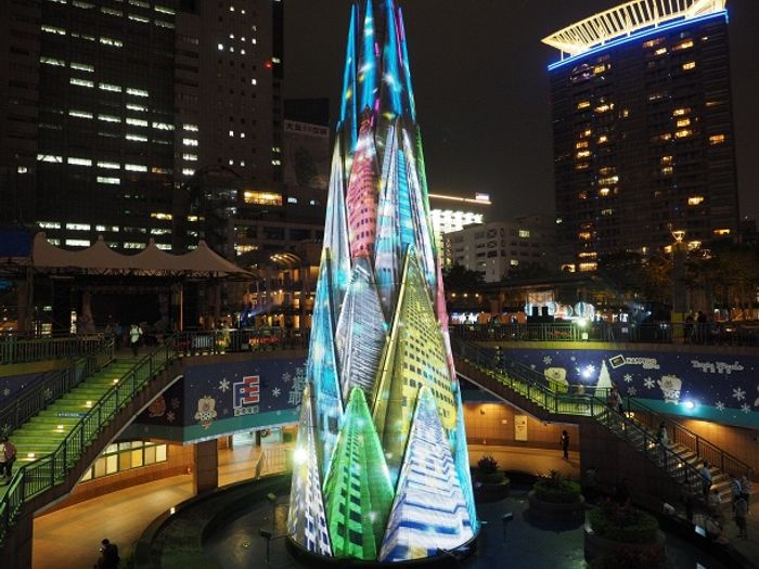 Старые машины, дрова и использованные банки: нетрадиционные идеи для рождественской елки