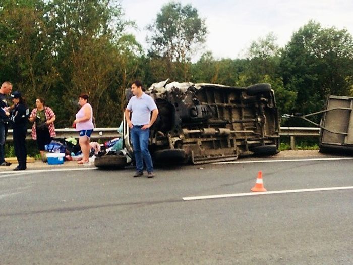 В Великолукском районе столкнулись три легковых автомобиля и один грузовой