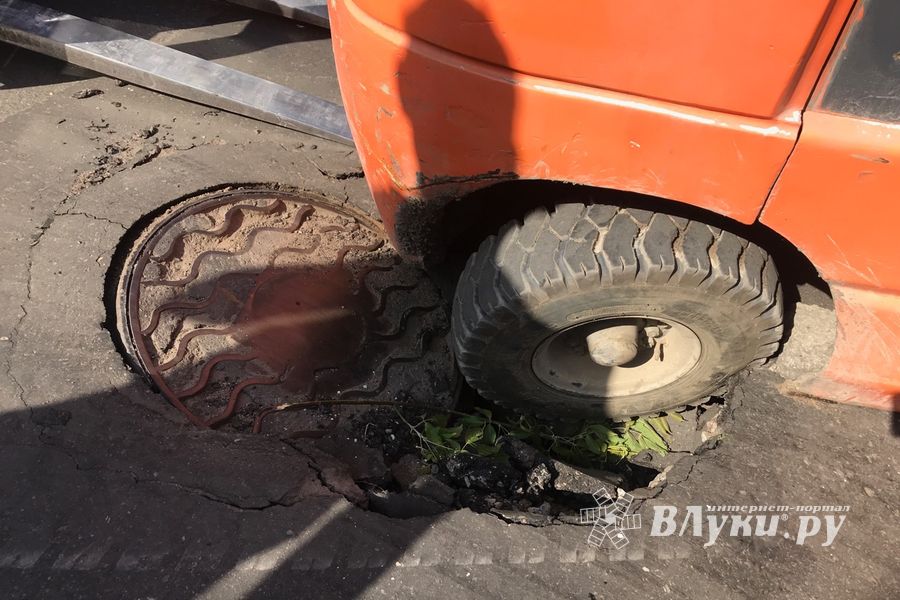 На проспекте Октябрьском провалился асфальт (ФОТО)