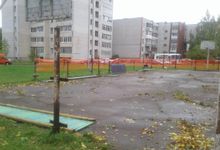 В Великих Луках начались работы по демонтажу старой спортивной площадки на ул. Рабочей (ФОТО)