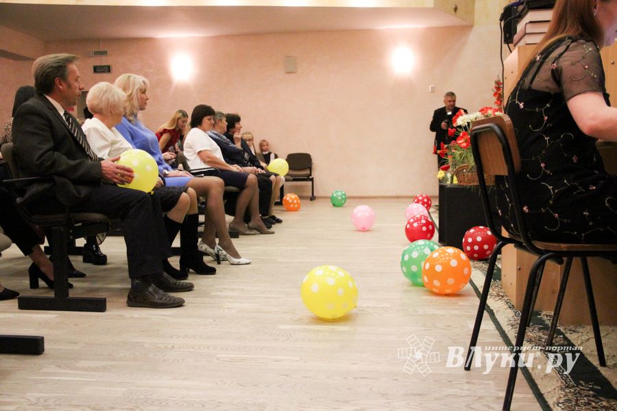 Великолукским учителям признались в любви (ФОТО)