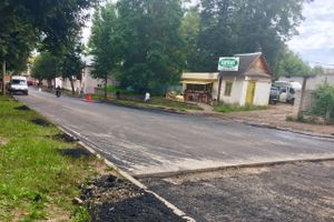 Припаркованные у обочин автомобили вновь мешают ремонту дорог (ФОТО)