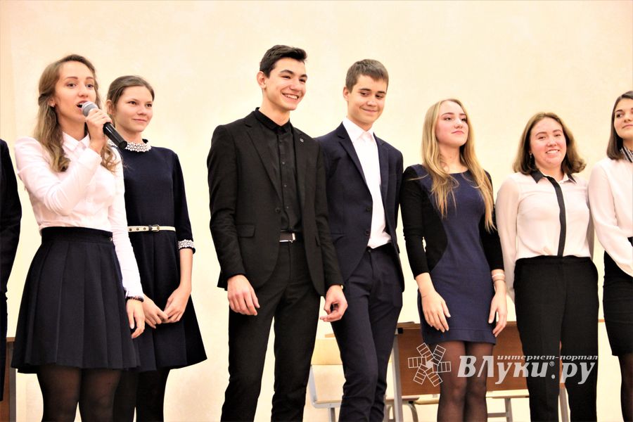 В Великих Луках ученики школы №13 поздравили своих педагогов (ФОТО)