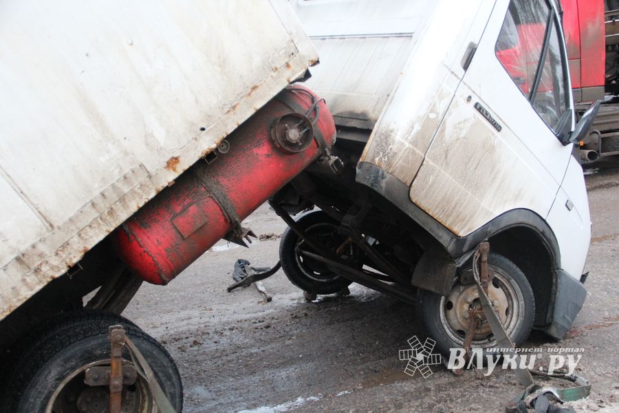 В Великих Луках на Самарском переезде переломилась Газель (ФОТО)