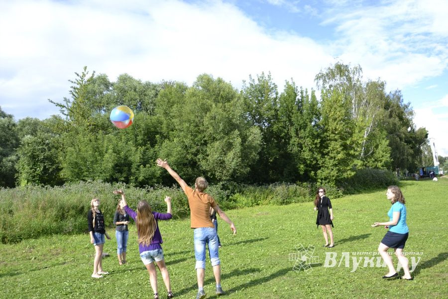 Прошла первая городская пляжная вечеринка «Выгуливаем КеДы»