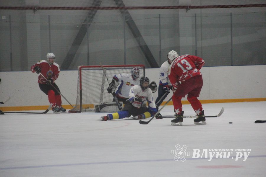 Две победы у великолукских хоккейных команд (ФОТО)