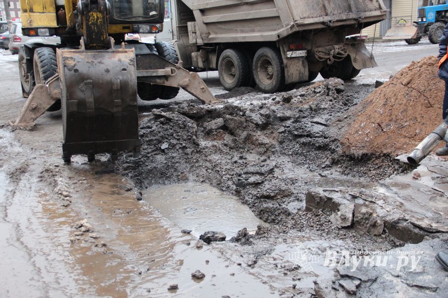 Из-за аварии в водоводе несколько домов отключены от воды (ФОТО)